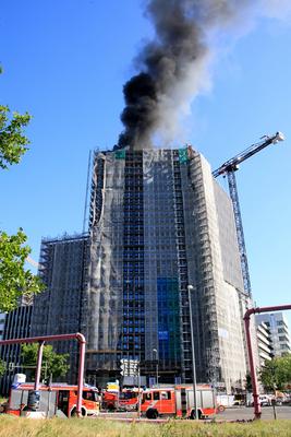 DEU, Hochhausneubau, brennt,-stock-foto