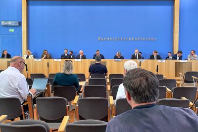 Berlin, Deutschland, 30.06.2025: Bundespressekonferenz: Regierungspressekonferenz: L-R unter anderem: Kira N?bel (BMG),-stock-foto