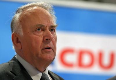 Ministerpraesident Wolfgang Boehmer waehrend des Ladesparteitages der CDU Sachsen-Anhalt in Halle am Samstag, 18. Nov.-stock-photo