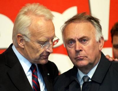 Kanzlerkandidat Edmund Stoiber links spricht mit CDU Spitzenkandidat Wolfgang Boehmer waehrend ein-stock-foto