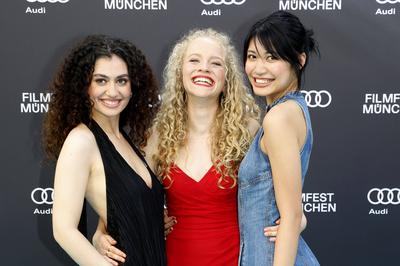 Julia Novohradsky, Kya-Celina Barucki, Nhung Hong-stock-foto