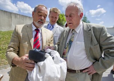 Geschaeftsfuehrer Falk Schilling links zeigt am Mittwoch 14 Juli 2010 Sachsen Anhalts Ministerp-stock-foto