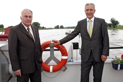 Bildnummer: 53225358  Datum: 22.07.2009  Copyright: imago/STAR-MEDIAProf. Dr. Wolfgang B?hmer ( Deutschland / CDU / Ministerpr?sident Sachsen-Anhalt ) links und  Stanislaw Tillich ( Deutschland / CDU / Ministerpr?sident Sachsen ). Prof. Dr. Wolfgang B?hmer ( Deutschland / CDU / Ministerpr?sident Sachsen-Anhalt ) links und  Stanislaw Tillich ( Deutschland / CDU / Ministerpr?sident Sachsen ) auf der Elbf?hre Prettin anl??lich der gemeinsamen Sommerreise der Ministerpr?sidenten Sachsens und Sachsen-Anhalts am 22.07.2009 auf der Elbe zwischen Prettin (Sachsen-Anhalt) und Dommitzsch (Sachsen).   People Politik kbdig xdp  2009 quer   2009 Rettungsring Rettungsringe Boot Boote Deich Deichbau Deiche Deutschland Dommitzsch F?hre Hochwasserschutz Person Personen Politik  quer Querformat Sachsen Schiff SchiffeBildnummer 53225358 Date 22 07 2009 Copyright Imago Star Media Prof Dr Wolfgang Bohemian Germany CDU Prime Minister Saxony Anhalt left and Stanislaw Tillich Germany CDU Prime Minister Saxony Prof Dr Wolfgang Bohemian Germany CDU Prime Minister Saxony Anhalt left and Stanislaw Tillich Germany CDU Prime Minister Saxony on the Elbf?hre Prettin during the common Summer trip the Prime Minister Saxony and Saxony Anhalt at 22 07 2009 on the Elbe between Prettin Saxony Anhalt and Dommitzsch Saxony Celebrities politics Kbdig XDP 2009 horizontal 2009 Life ring Rescue rings Boat Boats Dyke Deichbau Dikes Germany Dommitzsch Ferry Flood protection Person People politics horizontal Landscape Saxony Ship Ships-stock-foto