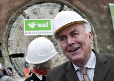 Sachsen-Anhalts Ministerpraesident Wolfgang Boehmer beobachtet am Mittwoch, 30. September 2009, den Durchbruch der Bohr-stock-photo