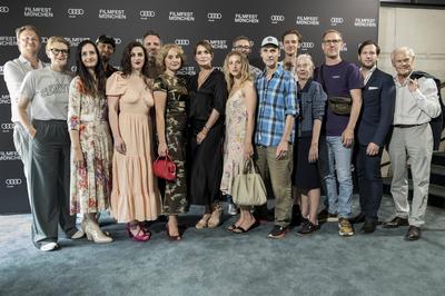Roland Silbernagl, Josephine Blo?b, Luisa von Finckh, Anja Kling, Jan Georg Sch?tte, Lena Klenke, Gustav Schmidt, Sebastian Schultz und Team-stock-foto