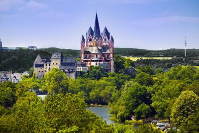 Limburger Dom und die Burg Limburg auf dem Kalkfelsen oberhalb der Lahn , Deutschland, Hessen, Limburg an der Lahn Limbu-stock-foto
