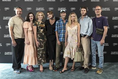 Roland Silbernagl, Josephine Blo?b, Luisa von Finckh, Anja Kling, Jan Georg Sch?tte, Lena Klenke, Gustav Schmidt, Sebastian Schultz-stock-foto