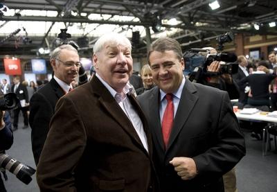 Bildnummer: 58876638  Datum: 26.09.2010  Copyright: imago/IPONMichael Sommer, Sigmar Gabriel, Bundesparteitag SPD DEU, Deutschland, Germany, Berlin, 26.09.2010 Michael Sommer, Vorsitzender des DGB, und Sigmar Gabriel, Bundesvorsitzender der SPD, auf dem ausserordentlichen Bundesparteitag der SPD in der Station in Berlin. Parteipolitik, Parteitag, Bundespolitik, Deutsche Politik, Politiker, 2010. QF Querformat. Michael Sommer, leader of the DGB, and Sigmar Gabriel, head of the SPD (right) at a party congress of the German Social Democratic Party SPD in Berlin. Social Democrates, German, Party conference, Politics, Germany, Politican. kbdig 2010 quer Persoenlichkeit Parteipolitik Parteitag Deutsche Politik Politiker Social Democrates German Party conference Politics Germany Politican  58876638 Date 26 09 2010 Copyright Imago  Michael Summer Sigmar Gabriel Federal Party SPD DEU Germany Germany Berlin 26 09 2010 Michael Summer Chairman the DGB and Sigmar Gabriel Federal Chairman the SPD on the extraordinary Federal Party the SPD in the Station in Berlin Party politics Party Federal politics German politics Politicians 2010 QF Landscape Michael Summer Leader of The DGB and Sigmar Gabriel Head of The SPD Right AT a Party Congress of The German Social Democratic Party SPD in Berlin Social  German Party Conference POLITICS Germany  Kbdig 2010 horizontal Personality Party politics Party German politics Politicians Social  German Party Conference POLITICS Germany-stock-foto