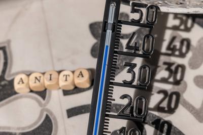 Hoch Anita bringt extreme Hitze ? Symbolbild mit Thermometer und Namensw?rfeln-stock-foto