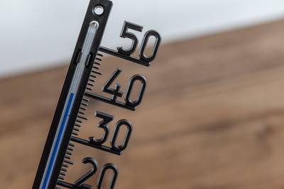 Temperatur ?ber 30 Grad ? Symbolbild f?r Sommerhitze und Hitzewellen-stock-foto
