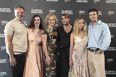 Roland Silbernagl, Josephine Blo?b, Luisa von Finckh, Anja Kling, Lena Klenke, Gustav Schmidt-stock-foto
