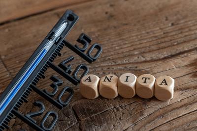 Hoch Anita sorgt f?r Hitzerekorde ? Symbolbild mit Thermometer-stock-foto