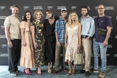 Roland Silbernagl, Josephine Blo?b, Luisa von Finckh, Anja Kling, Jan Georg Sch?tte, Lena Klenke, Gustav Schmidt, Sebastian Schultz-stock-foto