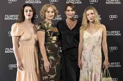 Josephine Blo?b, Luisa von Finckh, Anja Kling, Lena Klenke-stock-foto