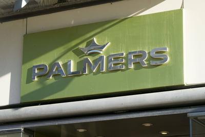 Aussenansicht Hamburger Filiale mit Firmen Logo Eingangsbereich Der Unterw?schehersteller Palmers aus ?sterreich ist zahlungsunf?hig.Die Filialen sollen in Deutschland aber erst einmal weiter betrieben werden ge?ffnet bleiben Hamburg 17.02.2025- Palmers ist ein ?sterreichischer Textilhersteller f?r Unterw?sche, Dessous, Nachtw?sche und Bademode. Es gibt rund 240 Standorte, 181 davon in ?sterreich und 25 in Deutschland HH Deutschland *** Exterior view of Hamburg branch with company logo Entrance area The underwear manufacturer Palmers from Austria is insolvent However, the branches are to remain open in Germany for the time being Hamburg 17 02 2025 Palmers is an Austrian textile manufacturer of underwear, lingerie, nightwear and swi-stock-photo