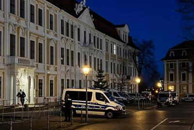 Vor dem Landtag steht die Polizei - Am Montag den 03.01.2022 haben Menschen in Magdeburg (Sachsen Anhalt) gegen die Cor-stock-foto