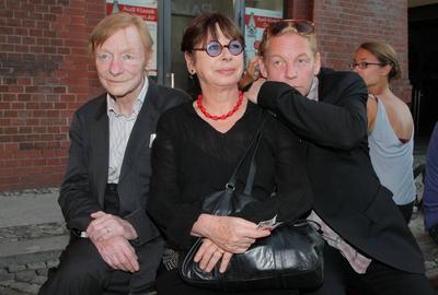 Film Bis zum Horizont 10.07.2012 (R-L) Schauspieler Ben Becker + Mutter Monika Hansen mit Mann Otto Sander im Kino in de-stock-foto