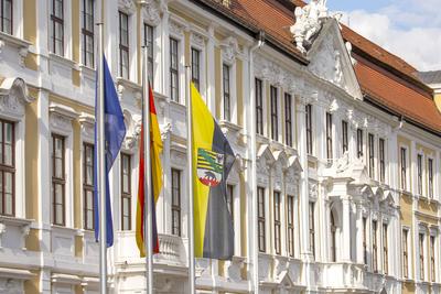 Landtag von Sachsen-Anhalt in Magdeburg, Geb?ude am Domplatz mit Flaggen 16.07.2020 Magdeburg, GER - Landtag von Sachsen-stock-foto