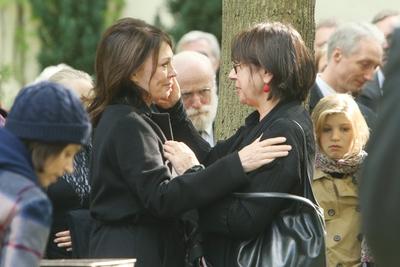 Iris Berben und Monika Hansen am Grab bei der Beisetzung von Otto Sander. Otto Sander wird auf dem Dorotheenstaedtische-stock-foto