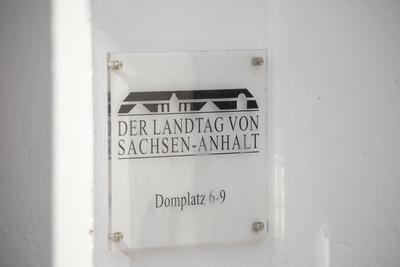 Landtag von Sachsen-Anhalt in Magdeburg, Schild am Haupteingang 16.07.2020 Magdeburg, GER - Landtag von Sachsen-Anhalt-stock-foto