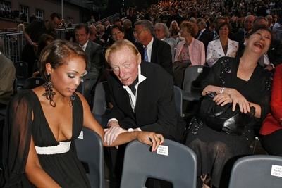 Milka Loff Fernandes mit Otto Sander und seiner Frau Monika Hansen bei der Premiere von Siegfrieds Frauen bei den Nibelu-stock-foto