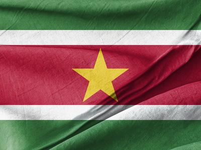 Closeup Stoff Textur der surinamischen Nationalflagge in hell beleuchtet Einstellung-stock-photo