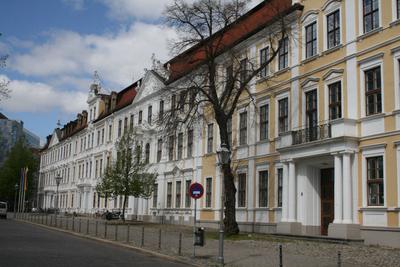 Landtagsgebäude von Sachsen-Anhalt Fassade des Landtages von Sachsen-Anhalt am Domplatz in Magdeburg *** Landtag buildin-stock-foto