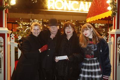Ben Becker mit Ehefrau Anne Seidel, Tochter Lilith und Monika Hansen / Premiere von 14. Roncalli Weihnachtscircus am 16.-stock-foto
