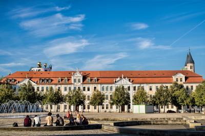 magdeburg, deutschland - 26.09.2023 - domplatz mit geb?ude vom landtag von sachsen-anhalt magdeburg, deutschland - 26.09-stock-foto