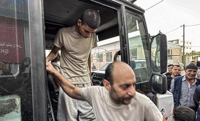 Palestinian prisoners released by the Israeli army are taken to Al-Aqsa Martyrs Hospital for medical examination, the Palestinian prisoners arrested by the Israeli army from Gaza Strip during their ground incursion, Dair El-Balah-stock-foto