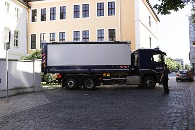 Ein LKW der Polizei transportiert am Nachmittag die Akten vom Landtag ab. Durchsuchungen im Landtag bei CDU, SPD und AfD-stock-foto