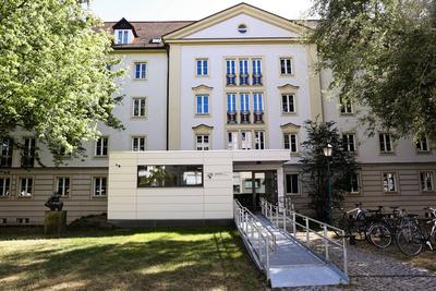 Eingang zum Landtag. Durchsuchungen im Landtag bei CDU, SPD und AfD. Im Landtag von Sachsen-Anhalt sind am Dienstag B?ro-stock-photo