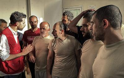 Palestinian prisoners released by the Israeli army are taken to Al-Aqsa Martyrs Hospital for medical examination, the Palestinian prisoners arrested by the Israeli army from Gaza Strip during their ground incursion, Dair El-Balah-stock-foto