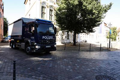 Ein LKW der Polizei transportiert am Nachmittag die Akten vom Landtag ab. Durchsuchungen im Landtag bei CDU, SPD und AfD-stock-foto