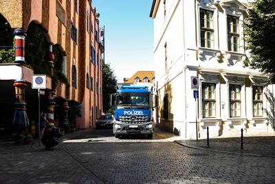 Ein LKW der Polizei transportiert am Nachmittag die Akten vom Landtag ab. Durchsuchungen im Landtag bei CDU, SPD und AfD-stock-foto