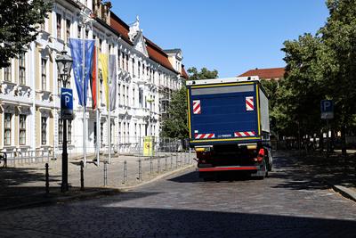 Ein LKW der Polizei transportiert am Nachmittag die Akten vom Landtag ab. Durchsuchungen im Landtag bei CDU, SPD und AfD-stock-foto