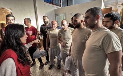 Palestinian prisoners released by the Israeli army are taken to Al-Aqsa Martyrs Hospital for medical examination, the Palestinian prisoners arrested by the Israeli army from Gaza Strip during their ground incursion, Dair El-Balah-stock-foto