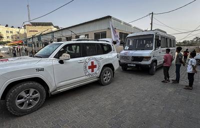 Palestinian prisoners released by the Israeli army are taken to Al-Aqsa Martyrs Hospital for medical examination, the Palestinian prisoners arrested by the Israeli army from Gaza Strip during their ground incursion, Dair El-Balah-stock-foto