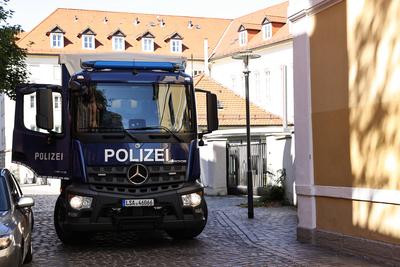 Ein LKW der Polizei transportiert am Nachmittag die Akten vom Landtag ab. Durchsuchungen im Landtag bei CDU, SPD und AfD-stock-foto