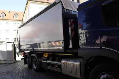 Ein LKW der Polizei transportiert am Nachmittag die Akten vom Landtag ab. Durchsuchungen im Landtag bei CDU, SPD und AfD-stock-foto