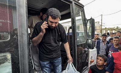 Palestinian prisoners released by the Israeli army are taken to Al-Aqsa Martyrs Hospital for medical examination, the Palestinian prisoners arrested by the Israeli army from Gaza Strip during their ground incursion, Dair El-Balah-stock-foto