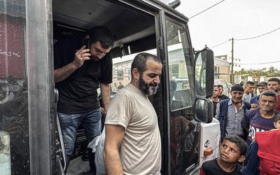 Palestinian prisoners released by the Israeli army are taken to Al-Aqsa Martyrs Hospital for medical examination, the Palestinian prisoners arrested by the Israeli army from Gaza Strip during their ground incursion, Dair El-Balah-stock-foto