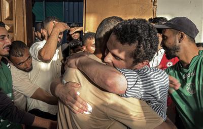 Palestinian prisoners released by the Israeli army are taken to Al-Aqsa Martyrs Hospital for medical examination, the Palestinian prisoners arrested by the Israeli army from Gaza Strip during their ground incursion, Dair El-Balah-stock-foto