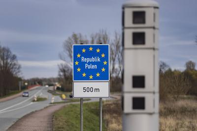 Videoueberwachungsanlage, digitale Grenzkontrolle an der Grenze hin zu Polen, aufgenommen am Grenzuebergang vom polnisch-stock-foto