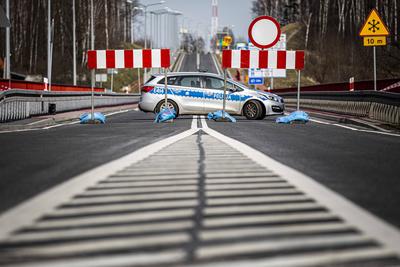 Eine polnische Polizeistreife ueberwacht die Absperrungen auf der Neissebruecke, aufgenommen zwischen dem polnischen Le-stock-foto
