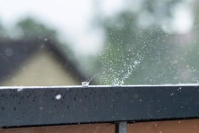 Hagelk?rner fliegen w?hrend eines Hagelschauers auf einen Balkon eines Wohnhauses. Rottweil Baden-W?rttemberg Deutschlan-stock-photo