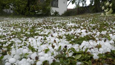 Schwere Gewitter und ein Hagelunwetter haben die Hitze in Baden-W?rttemberg abrupt beendet. Gegen 13 Uhr entluden sich h-stock-foto