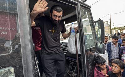 Palestinian prisoners released by the Israeli army are taken to Al-Aqsa Martyrs Hospital for medical examination, the Palestinian prisoners arrested by the Israeli army from Gaza Strip during their ground incursion, Dair El-Balah-stock-foto