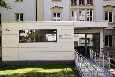 Eingang zum Landtag. Durchsuchungen im Landtag bei CDU, SPD und AfD. Im Landtag von Sachsen-Anhalt sind am Dienstag B?ro-stock-photo