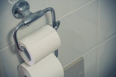 21 July 2022: Toilet paper on a toilet paper holder on the tiled wall in the bathroom *** Toilettenpapier auf einem Toil-stock-foto